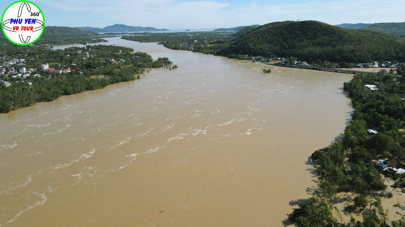 Bão số 13 gây lũ ở Tuy An& Đồng Xuân