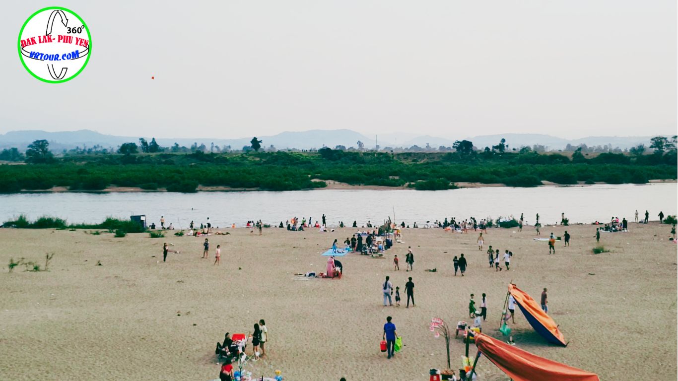 Bờ kè Củng Sơn– “bãi biển” độc đáo giữa lòng Sơn Hòa